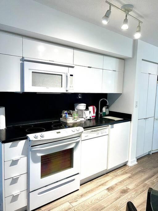 Luxurious Condo In The Center Of Downtown Toronto Exterior photo